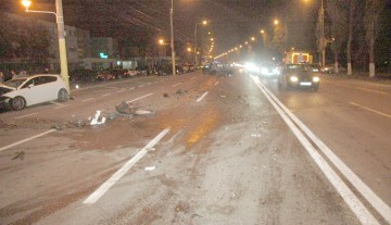 S-a urcat băut la volan şi a „măturat” 5 autoturisme parcate